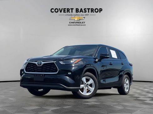 Used 2025 Toyota Highlander LE FWD image 1