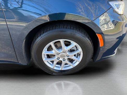 Used 2024 Chrysler Pacifica Touring-L FWD image 32
