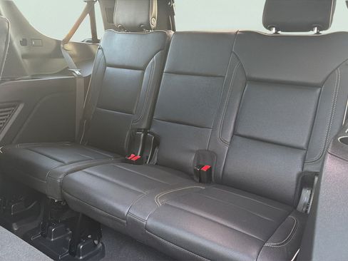 Used 2023 GMC Yukon SLT w/ SLT Premium Package AWD/4WD image 6