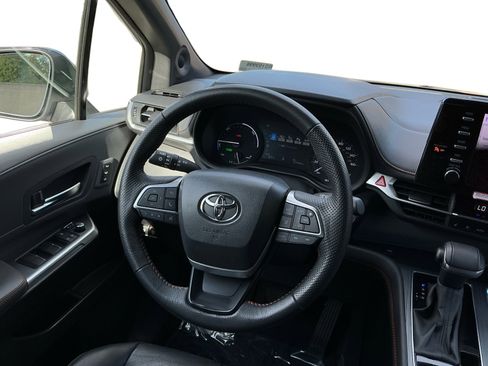 Used 2024 Toyota Sienna XSE w/ XSE Premium Package image 11