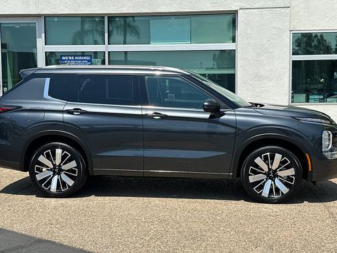 New 2025 Mitsubishi Outlander SEL image 3