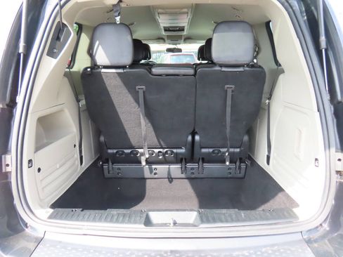 Used 2014 Chrysler Town & Country Touring FWD image 14