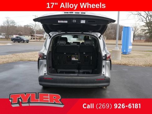 Used 2024 Toyota Sienna XLE FWD image 15