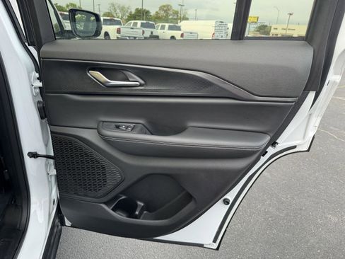 Used 2025 Jeep Grand Cherokee Altitude image 32