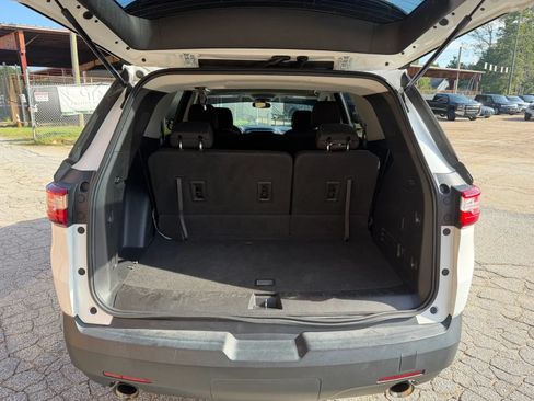 Used 2021 Chevrolet Traverse LS FWD image 7