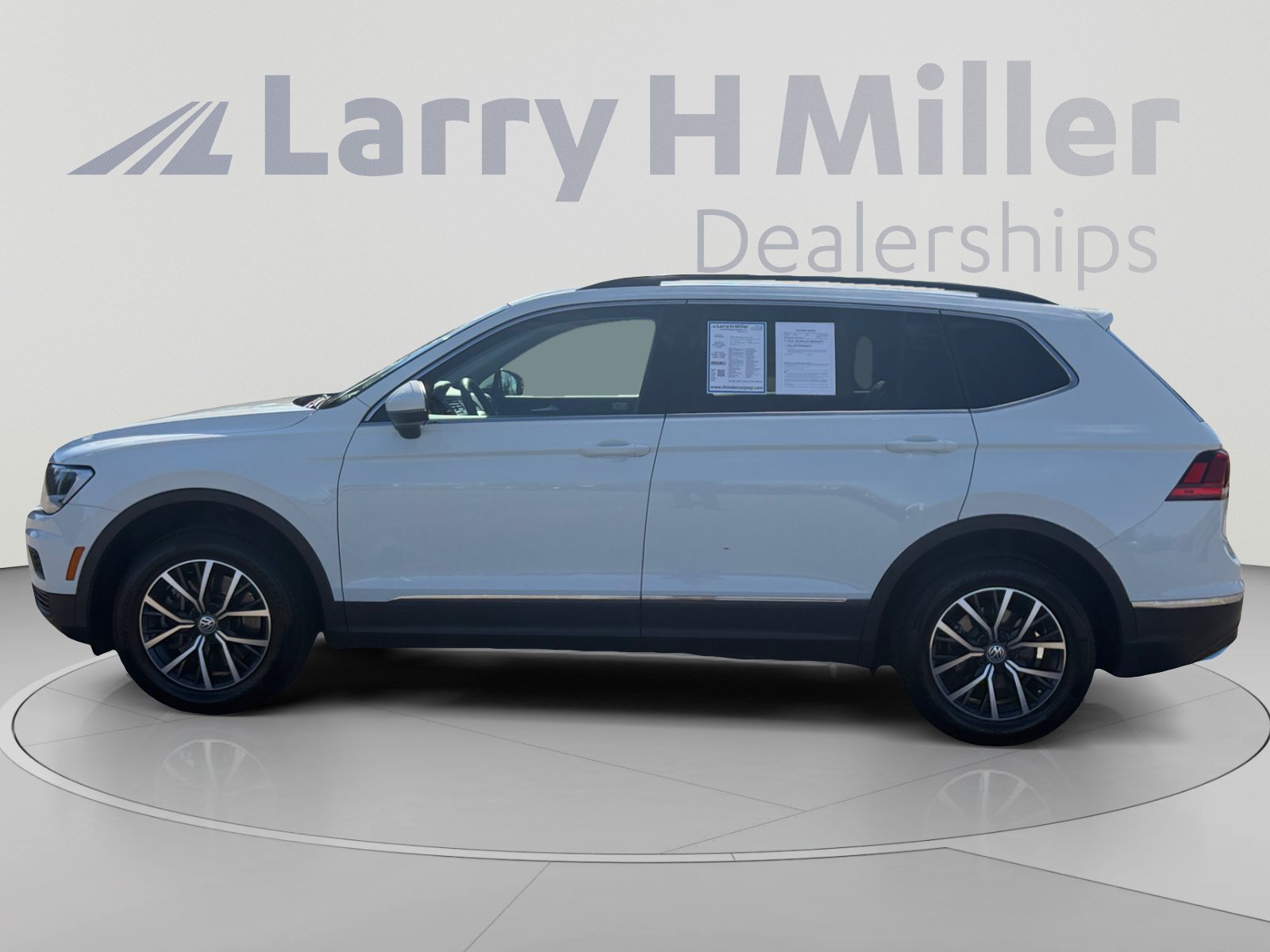 Used 2020 Volkswagen Tiguan SE w/ Panoramic Sunroof Package AWD/4WD image 3