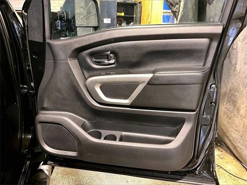 Used 2019 Nissan Titan PRO-4X w/ Pro-4x Convenience Package image 19