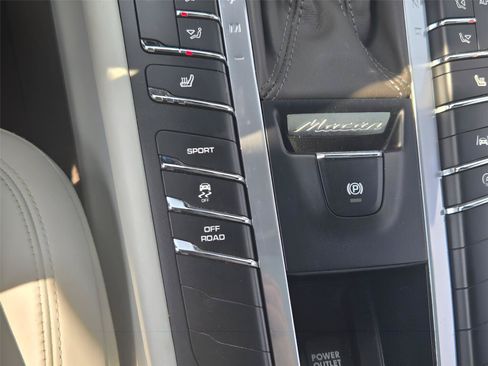 Used 2019 Porsche Macan S w/ Premium Package AWD/4WD image 29