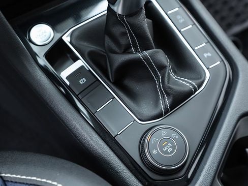 New 2025 Volkswagen Taos SEL image 25