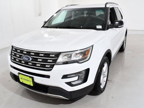 Used 2017 Ford Explorer XLT w/ Equipment Group 202A image 2