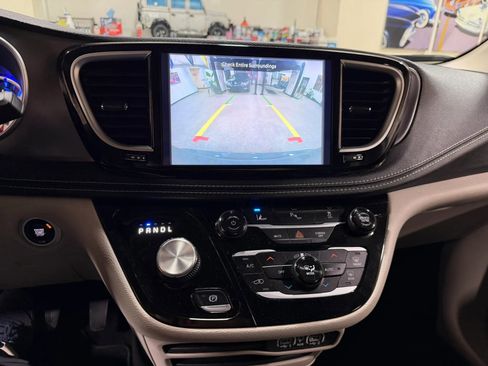 Used 2023 Chrysler Pacifica Touring-L FWD image 50