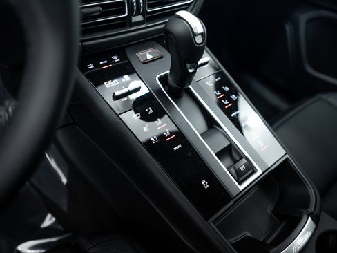 Certified 2025 Porsche Macan image 14