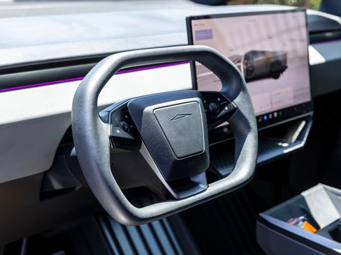 Used 2024 Tesla Cybertruck AWD Crew Cab image 22