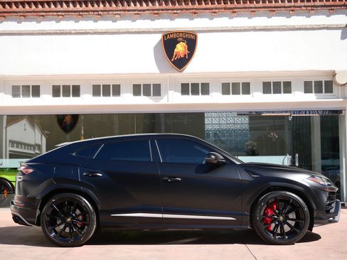 Used 2022 Lamborghini Urus image 2