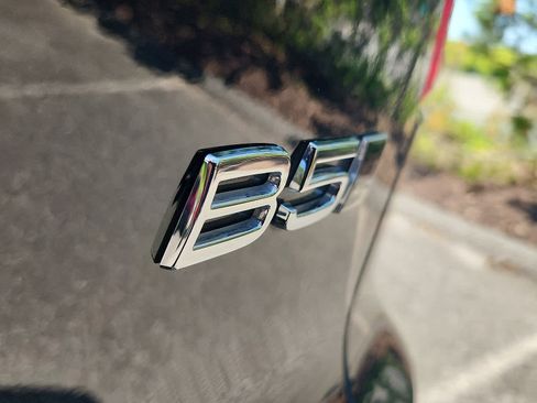 Used 2025 Volvo XC40 B5 Core image 32