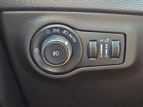 Used 2019 Jeep Compass Latitude FWD image 12