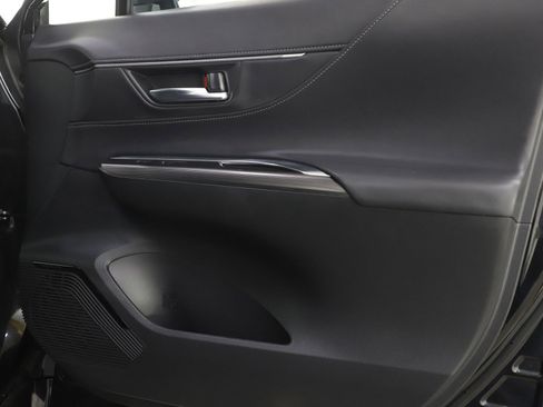 Used 2024 Toyota Venza Nightshade image 9