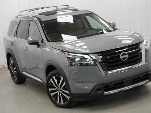 Used 2024 Nissan Pathfinder Platinum w/ Cargo Package image 8