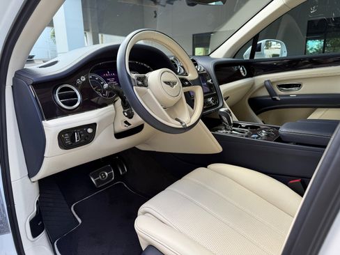 Used 2020 Bentley Bentayga image 28