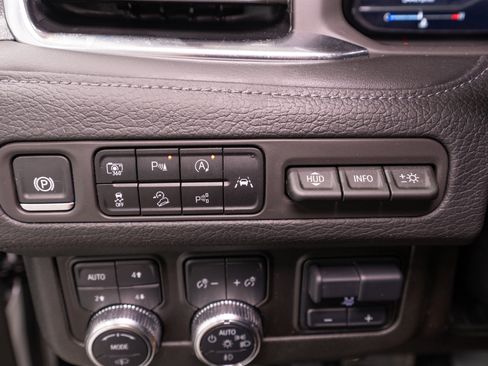Used 2024 GMC Yukon Denali w/ Advanced Technology Package AWD/4WD image 32