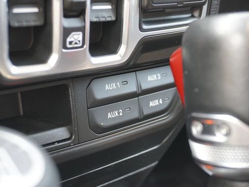 Used 2018 Jeep Wrangler Unlimited Sahara AWD/4WD image 19