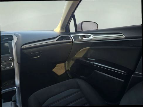 Used 2020 Ford Fusion SE image 15