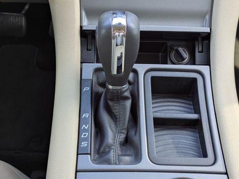 Used 2018 Ford Taurus SE image 19