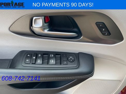 Used 2023 Chrysler Pacifica Touring-L FWD image 16