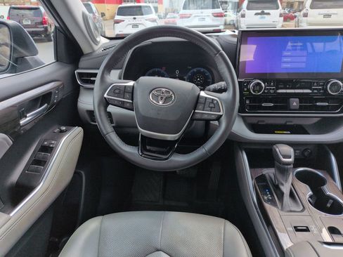 Used 2023 Toyota Highlander Platinum image 13