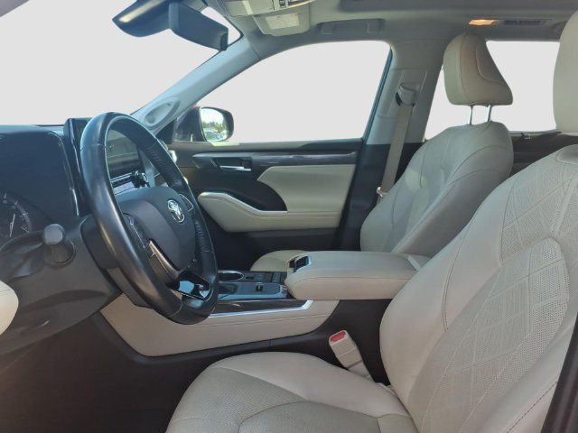 Used 2021 Toyota Highlander Platinum FWD image 7