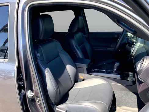 Used 2022 Toyota Tacoma TRD Off-Road w/ TRD Premium Off Road Package image 8