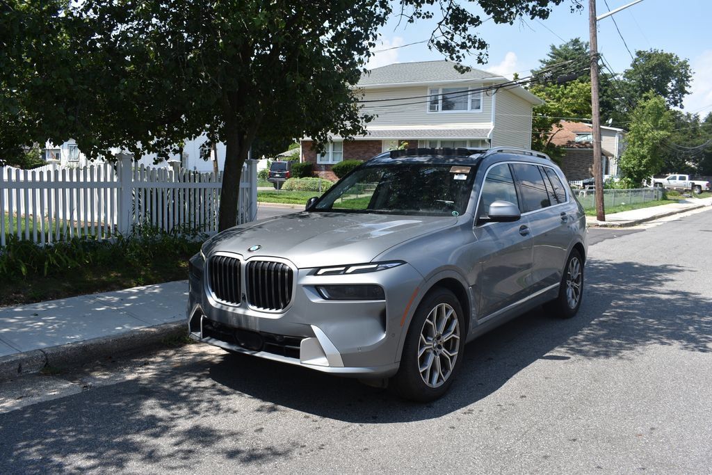 Used 2025 BMW X7 xDrive40i AWD/4WD image 2