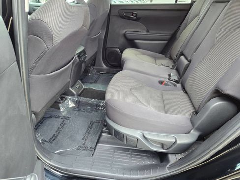 Used 2024 Toyota Highlander LE AWD/4WD image 11