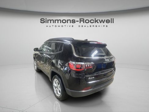Used 2025 Jeep Compass Latitude AWD/4WD image 3