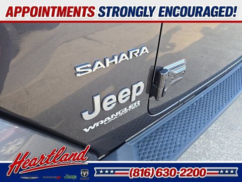 Used 2018 Jeep Wrangler Unlimited Sahara AWD/4WD image 17