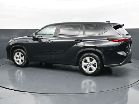 Used 2023 Toyota Highlander L FWD image 3