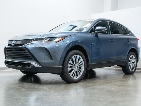 Certified 2023 Toyota Venza XLE image 3