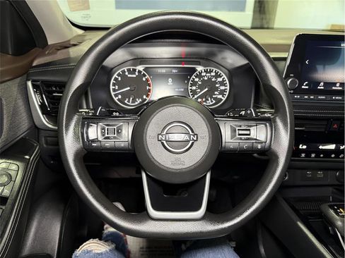 Used 2022 Nissan Rogue SV image 40