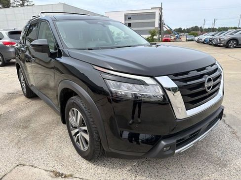 Used 2023 Nissan Pathfinder SL FWD image 4