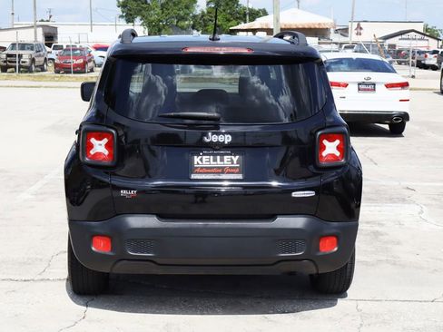 Used 2017 Jeep Renegade Latitude FWD image 8