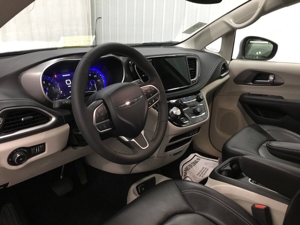 Used 2023 Chrysler Pacifica Touring-L AWD/4WD image 12