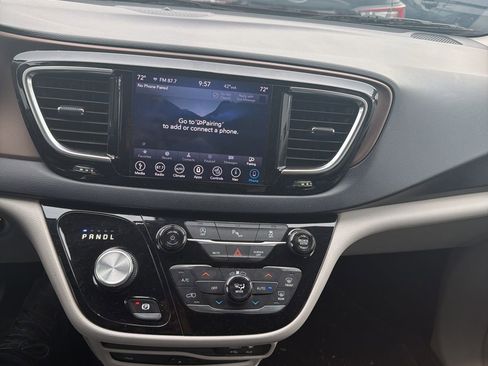 Used 2018 Chrysler Pacifica Touring-L Plus w/ Tire & Wheel Group image 12