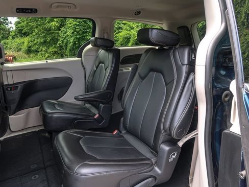 Used 2023 Chrysler Pacifica Touring-L FWD image 19