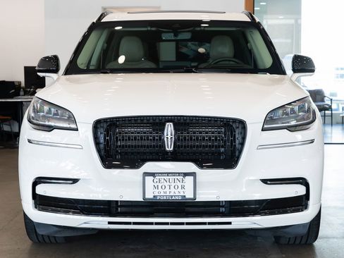 Used 2023 Lincoln Aviator Reserve w/ Equipment Group 201A image 2