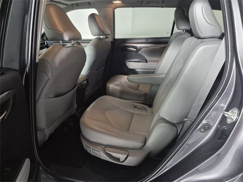 Used 2023 Toyota Highlander Platinum image 32