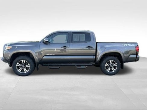 Used 2018 Toyota Tacoma TRD Sport AWD/4WD image 3
