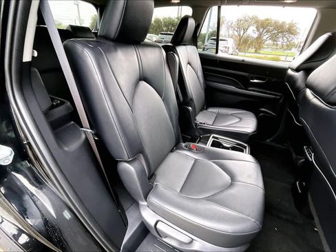 Used 2025 Toyota Grand Highlander AWD image 19