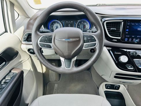 Used 2017 Chrysler Pacifica Touring w/ Tire & Wheel Group image 11