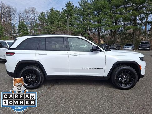 Used 2024 Jeep Grand Cherokee Altitude image 7