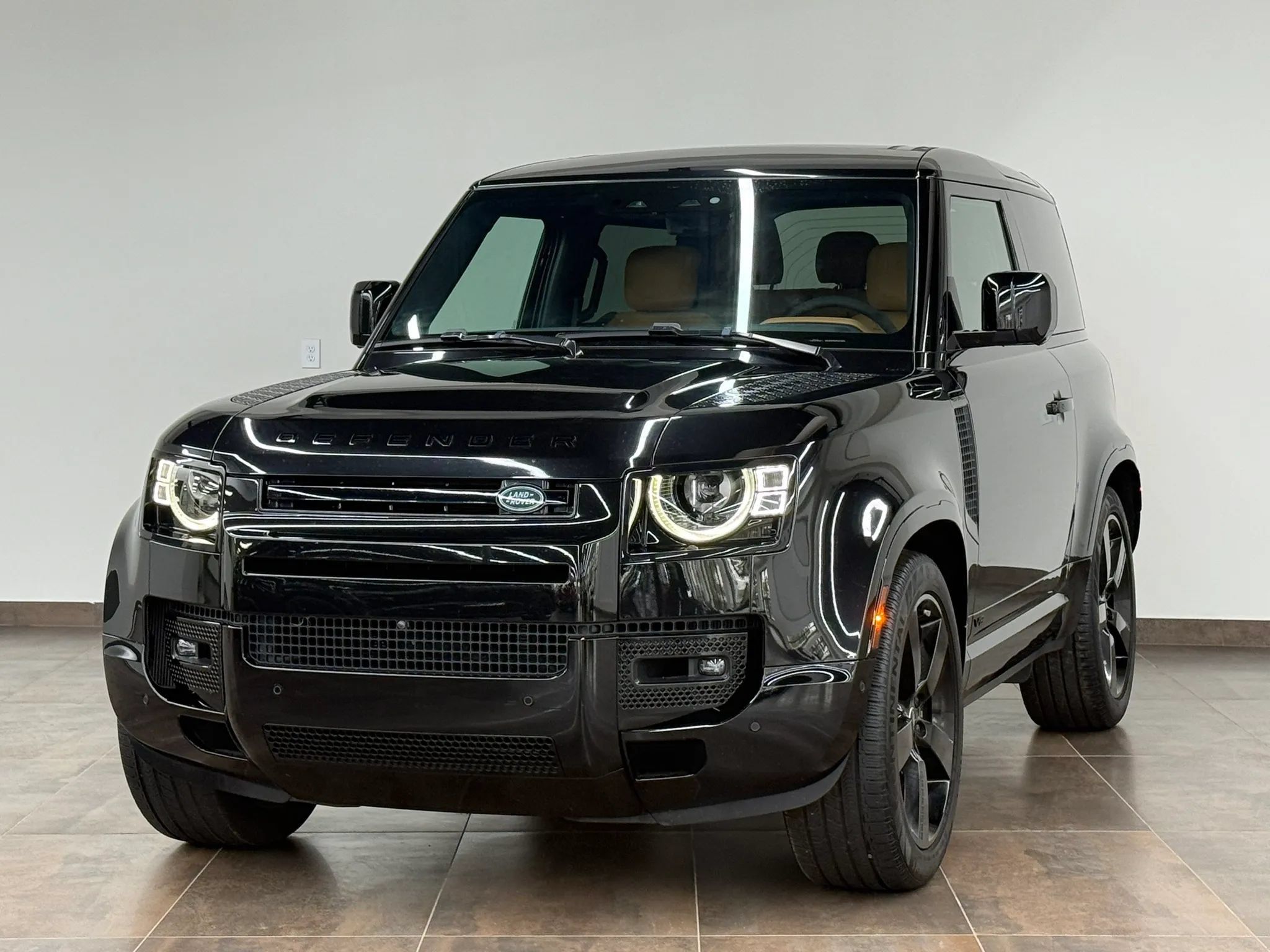 Used 2024 Land Rover Defender 90 V8 AWD/4WD image 2